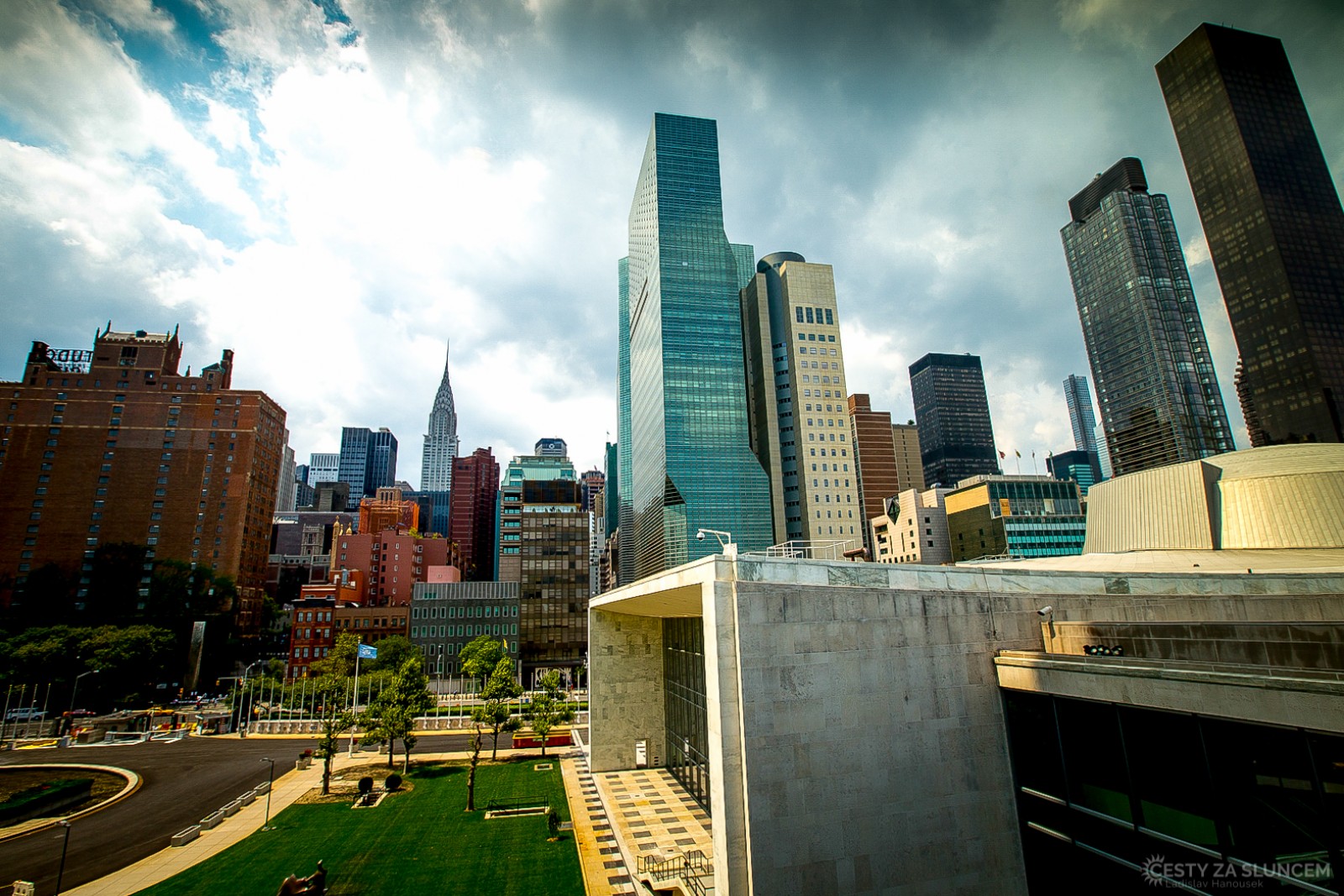 Z oken sekretariátu OSN vidíme mrakodrapy středního Manhattanu - Ladislav Hanousek, New York