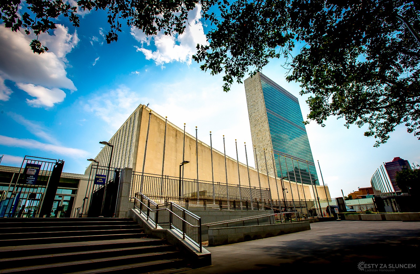 Na břehu řeky East River stojí od roku 1952 budova sekretariátu OSN. - Ladislav Hanousek, New York