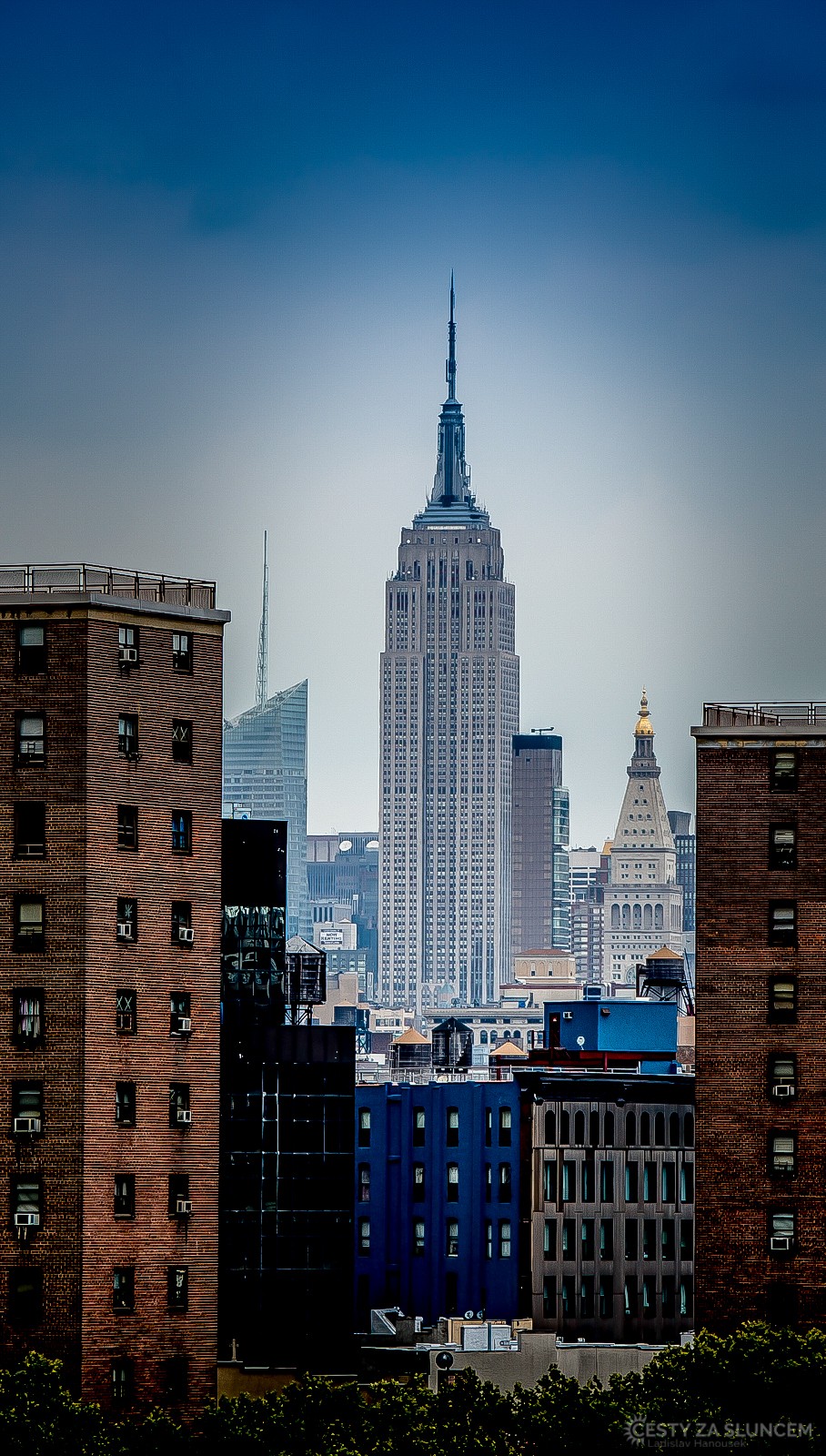 Mrakodrap Empire State Building je na Manhattanu viditelný z mnoha míst. Tento pohled je ze 34. ulice. - Ladislav Hanousek, New York