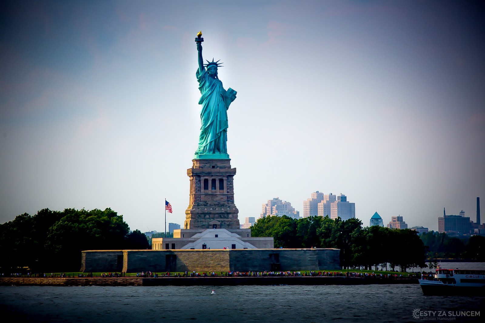 Je možné navštívit buď jen  Ostrov Svobody, na kterém socha stojí, lze však vystoupat až do čelenky sochy. - Ladislav Hanousek, New York