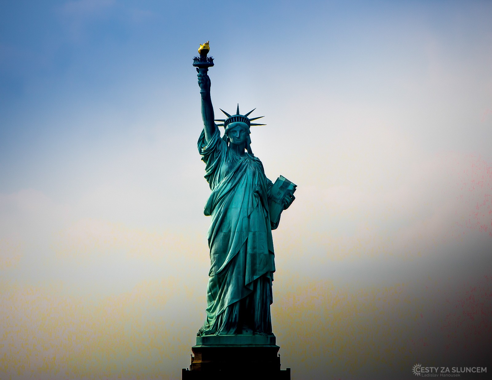Socha Svobody symbolizuje osvícení a poučení, či svobodu šířící se přes sedm moří do všech kontinentů. - Ladislav Hanousek, New York