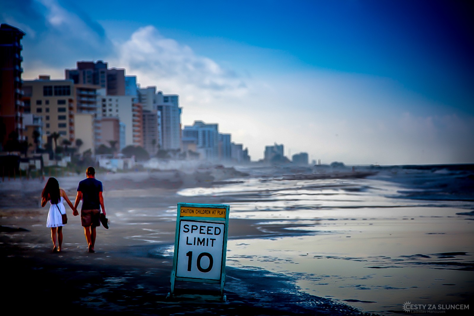 Po plážích v Daytona Beach je možné jezdit i autem, avšak nejvyšší rychlostí
16 km/hodinu. - Ladislav Hanousek, Florida