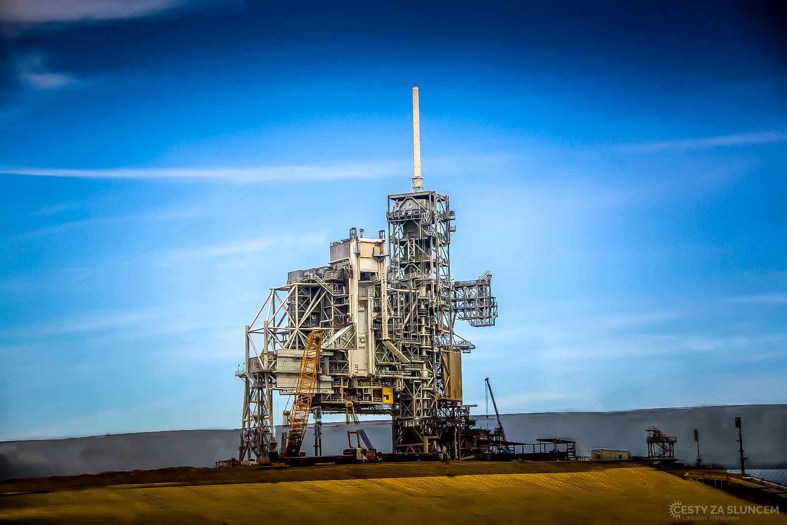 Autobus nás zaveze až do těsné blízkosti stále funkčních startovacích ramp. Odtud startovaly všechny rakety Saturn. - Ladislav Hanousek, Florida