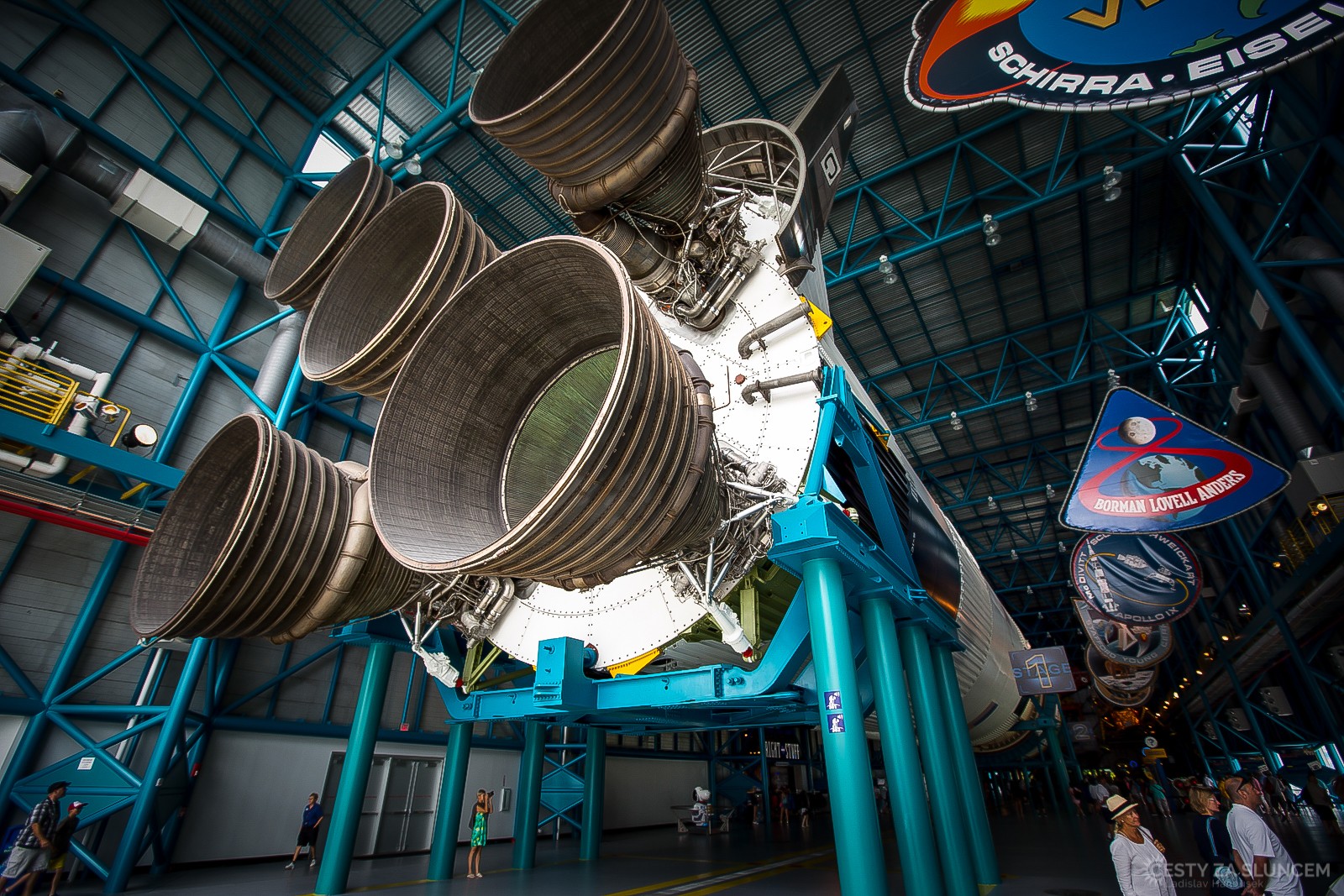 Velikost motorů rakety Saturn V vynikne při srovnání s lidskou postavou. - Ladislav Hanousek, Florida