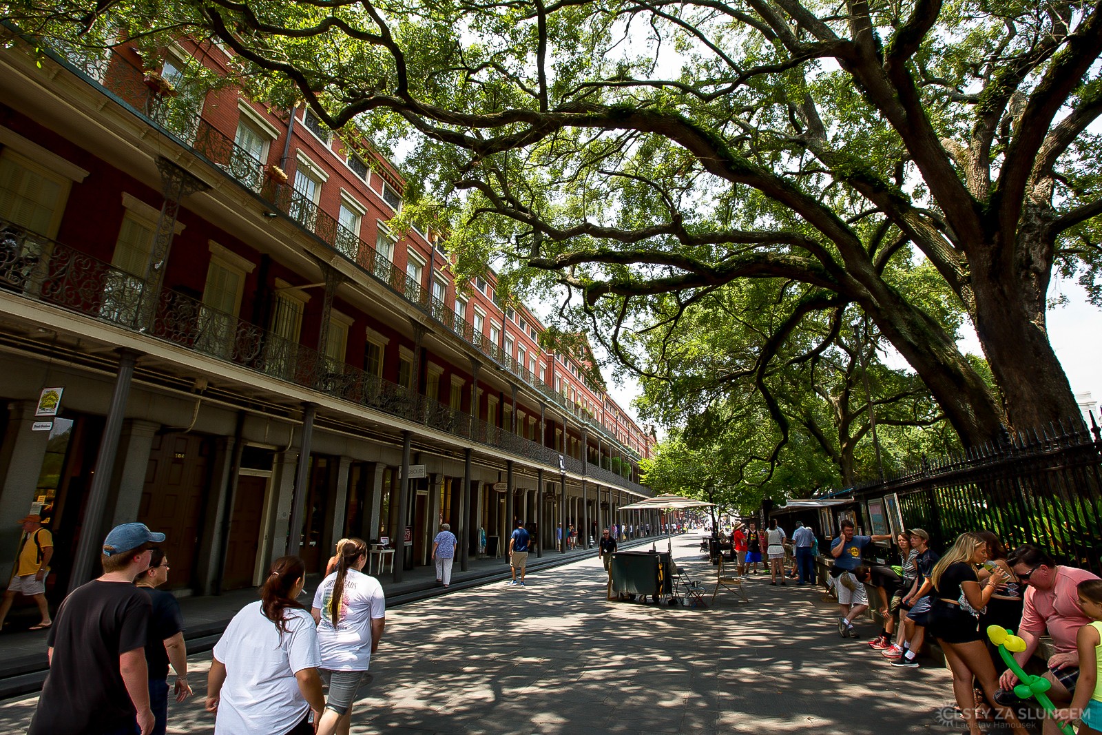 New Orleans - Pontalba´s Building - budova z červených cihel ve French Quarter. - Ladislav Hanousek, Louisiana