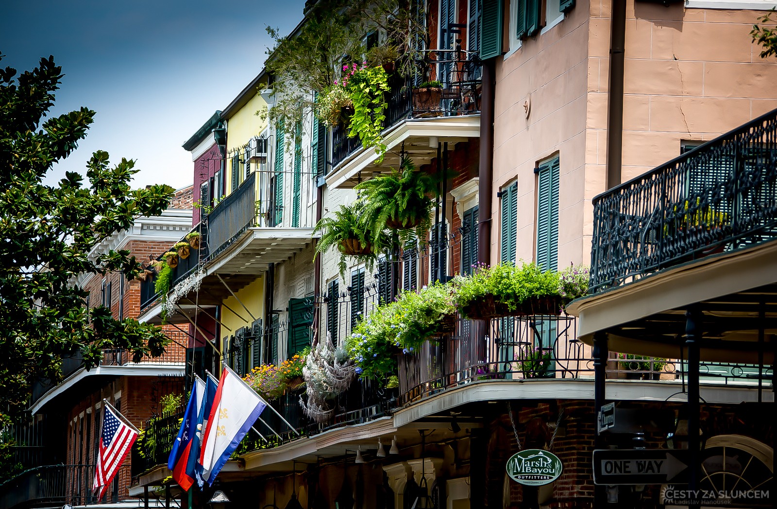 Typický obrázek z New Orleans: Litinové balkóny a množství květin. - Ladislav Hanousek, Louisiana