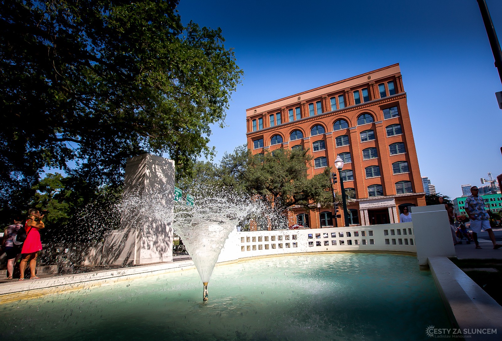 Lee Harvey Oswald střílel na prezidenta ze skladiště Texaského knižního velkoobchodu, z krajního okna v 6. patře. - Ladislav Hanousek, Texas