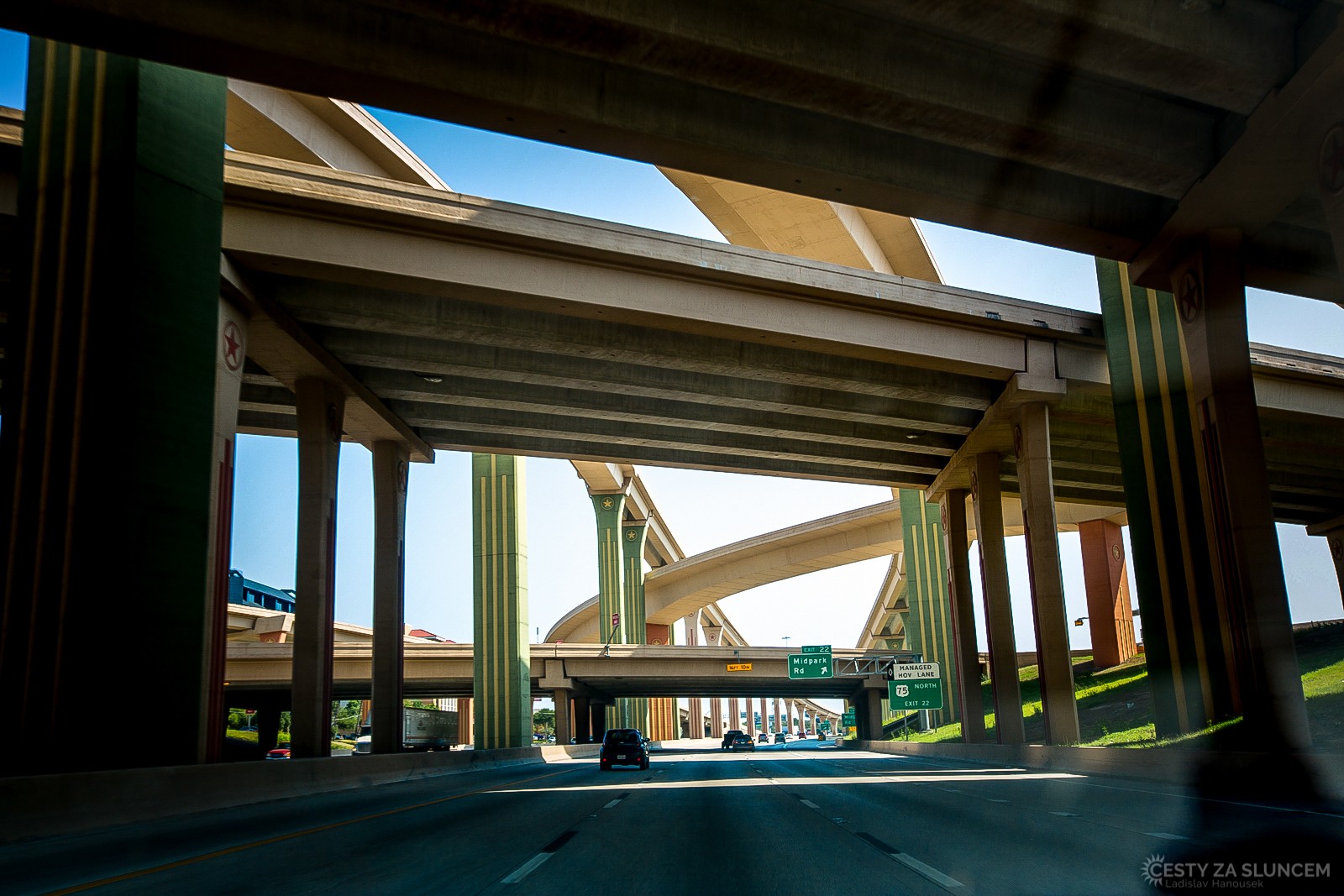 V Dallasu nás překvapí množství mimoúrovňových křižovatek. - Ladislav Hanousek, Texas