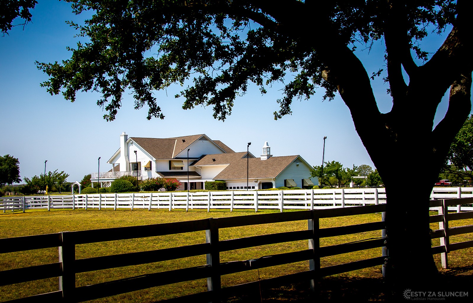 Seriál Dallas: Překvapí nás, že Southfork Ranch je ve skutečnosti mnohem menší, než bychom očekávali. - Ladislav Hanousek, Texas