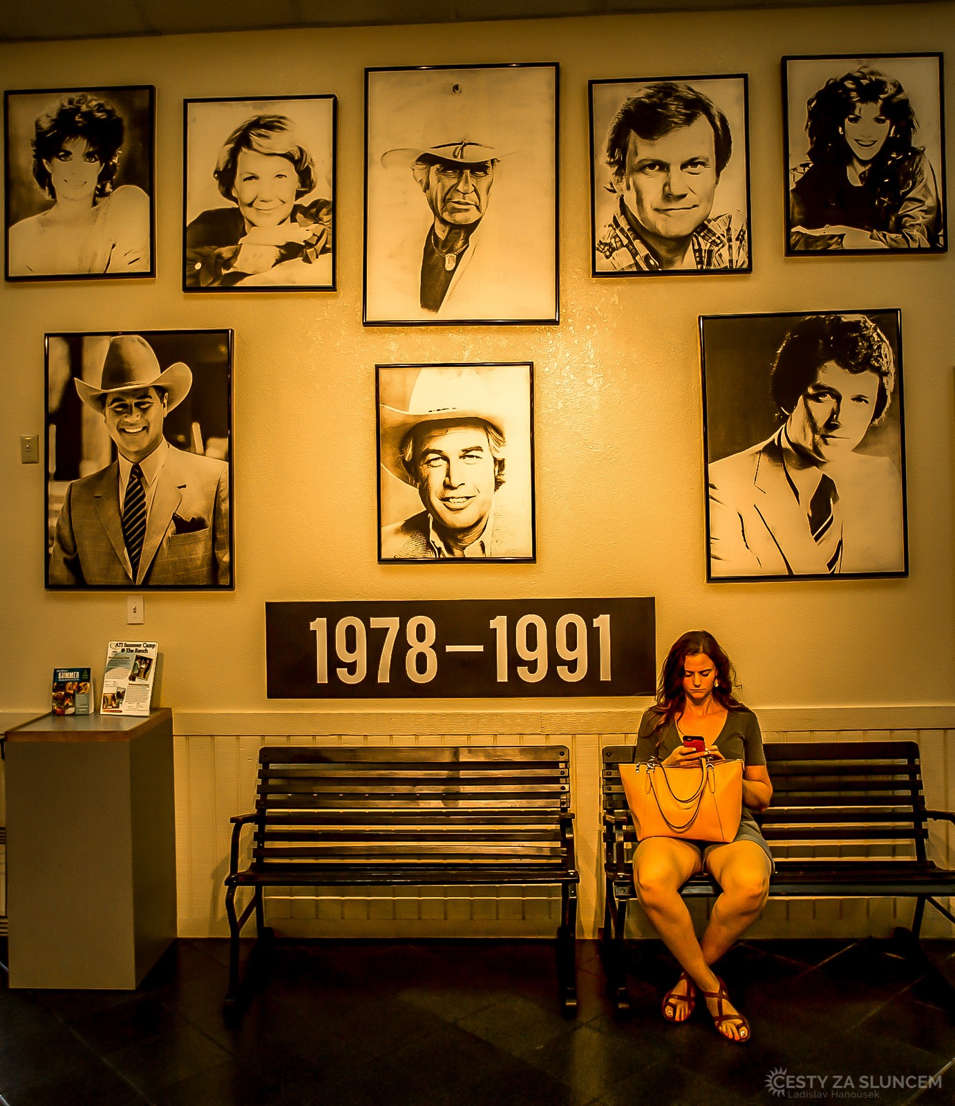 Ve vstupní hale Southfork Ranch začíná bohatá expozice dokumentující natáčení tohoto známého seriálu. - Ladislav Hanousek, Texas