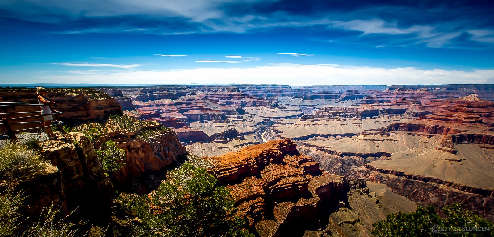 Další vyhlídka západně od Grand Canyon Village: Hopi Point. Zde se nám již znovu objeví řeka Colorado - Ladislav Hanousek, Grand Canyon NP - South Rim
