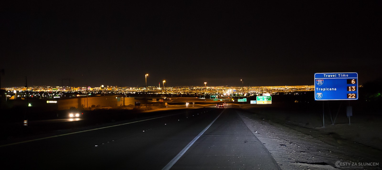Příjezd do Las Vegas ze severu od Death Valley. Z neproniknutelné tmy najednou miliony světel.. - Ladislav Hanousek, Las Vegas