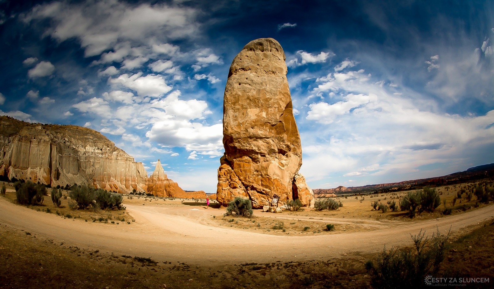 Velikost "komínové skály" si uvědomíme až ve srovnání s lidskou postavou. - Ladislav Hanousek, Canyonland NP