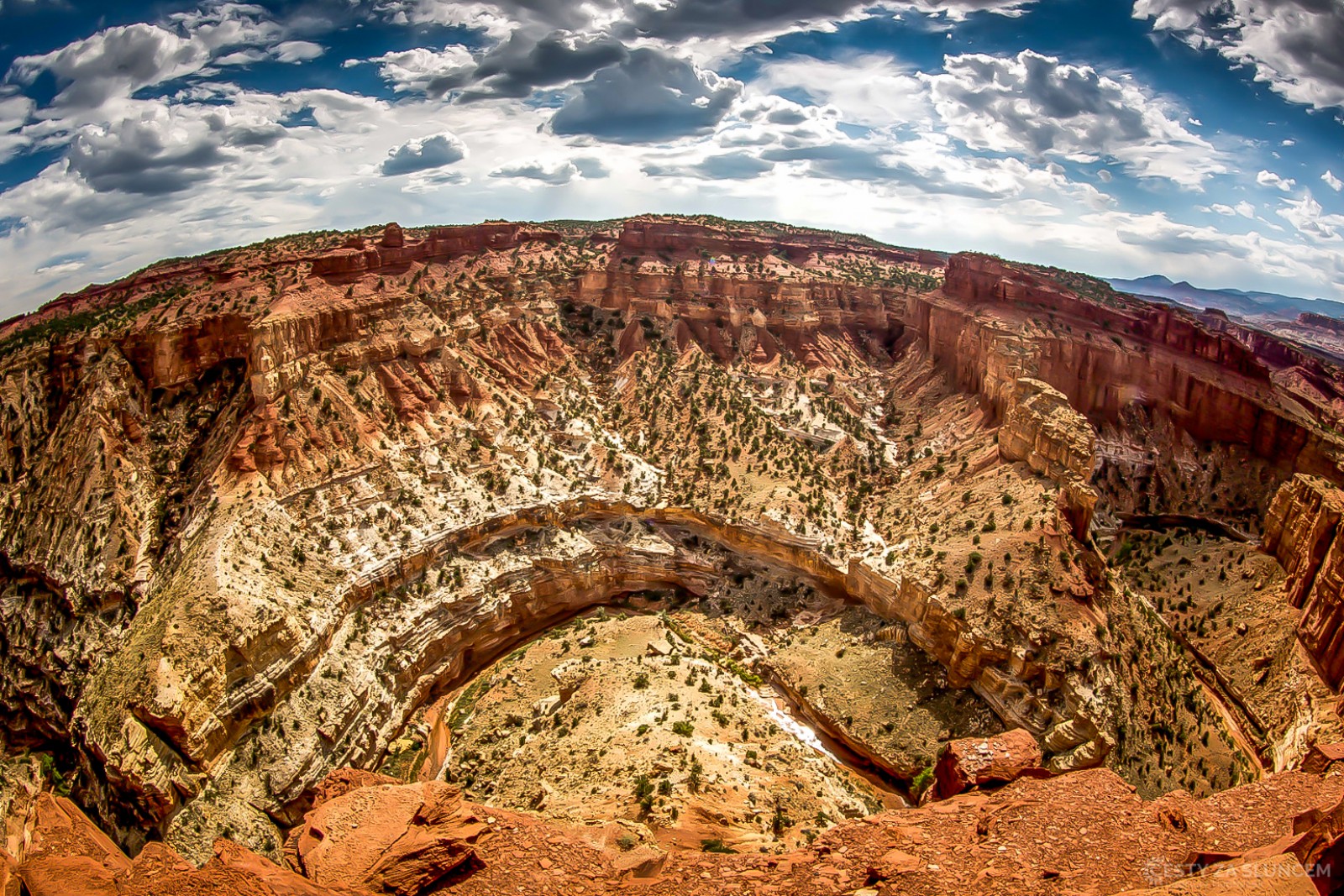 Řeka Colorado se v NP Canyonlands zařezává na mnoha místech hluboko pod povrch okolní krajiny. - Ladislav Hanousek, Canyonland NP
