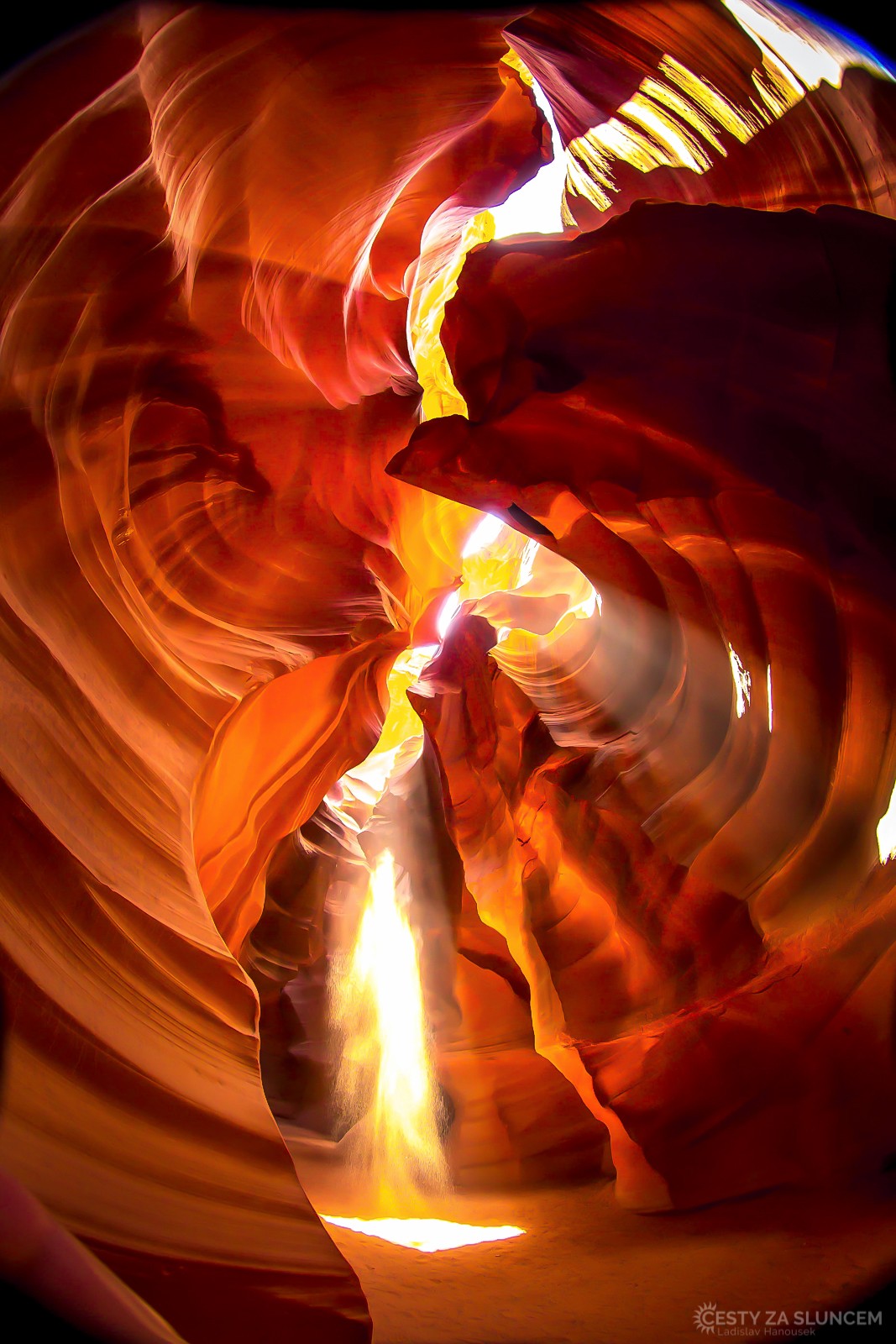Sluneční světlo pronikající do Antilopího kaňonu dopadá až na písčitou zem - Ladislav Hanousek, Antelope Canyon NP