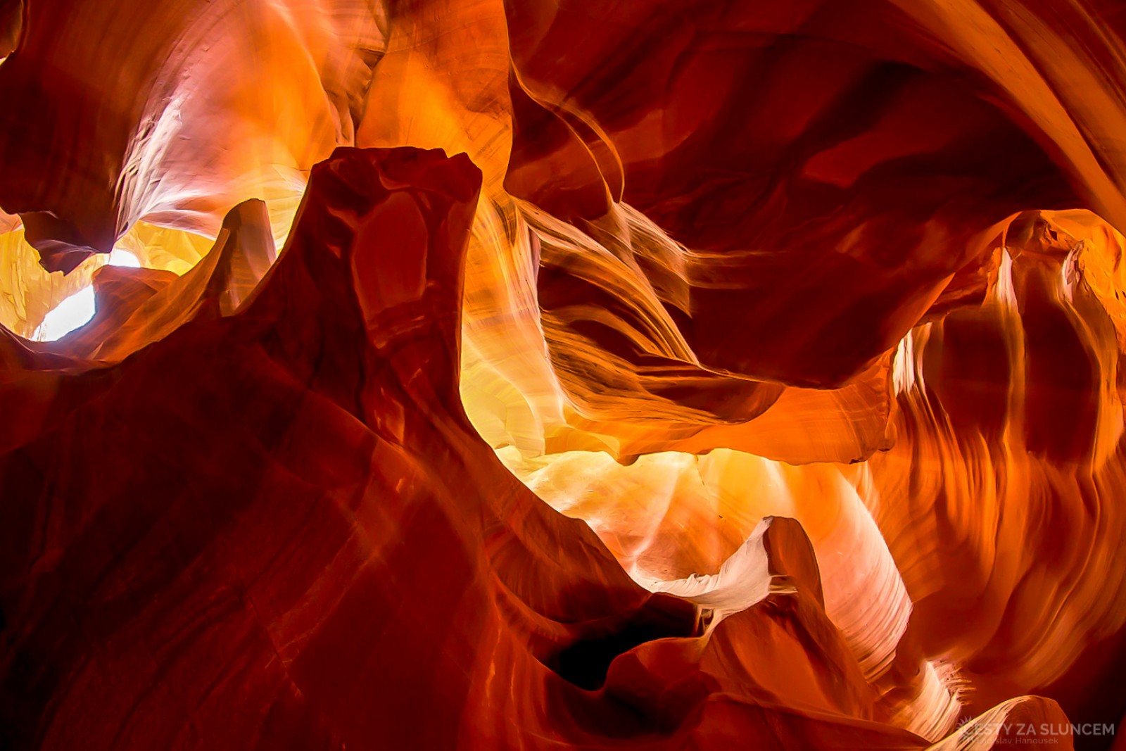 Stěny, které byly léta vymílány vodou, mají bizarní tvary - Ladislav Hanousek, Antelope Canyon NP