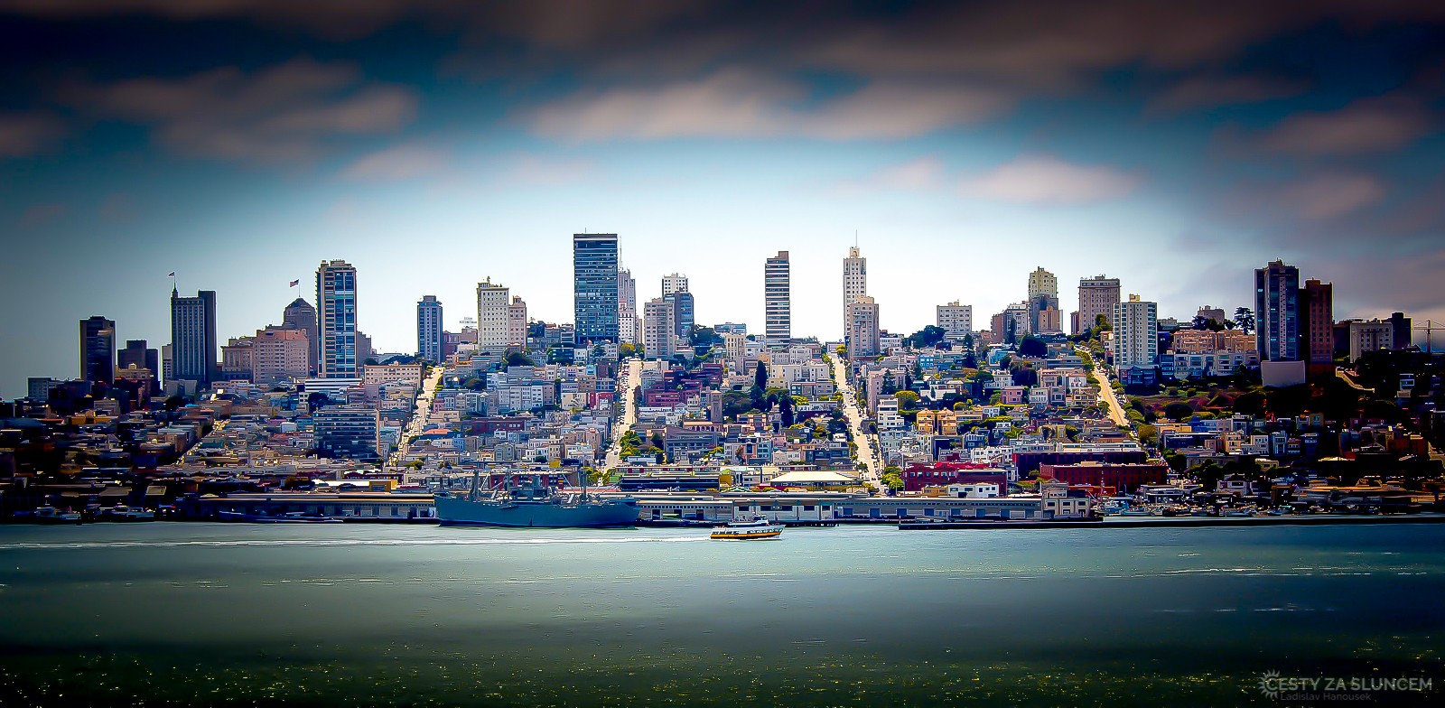 Z ostrova Alcatraz jsou nejlépe vidět souběžné, strmé ulice tolik typické pro San Francisco - Ladislav Hanousek, San Francisco