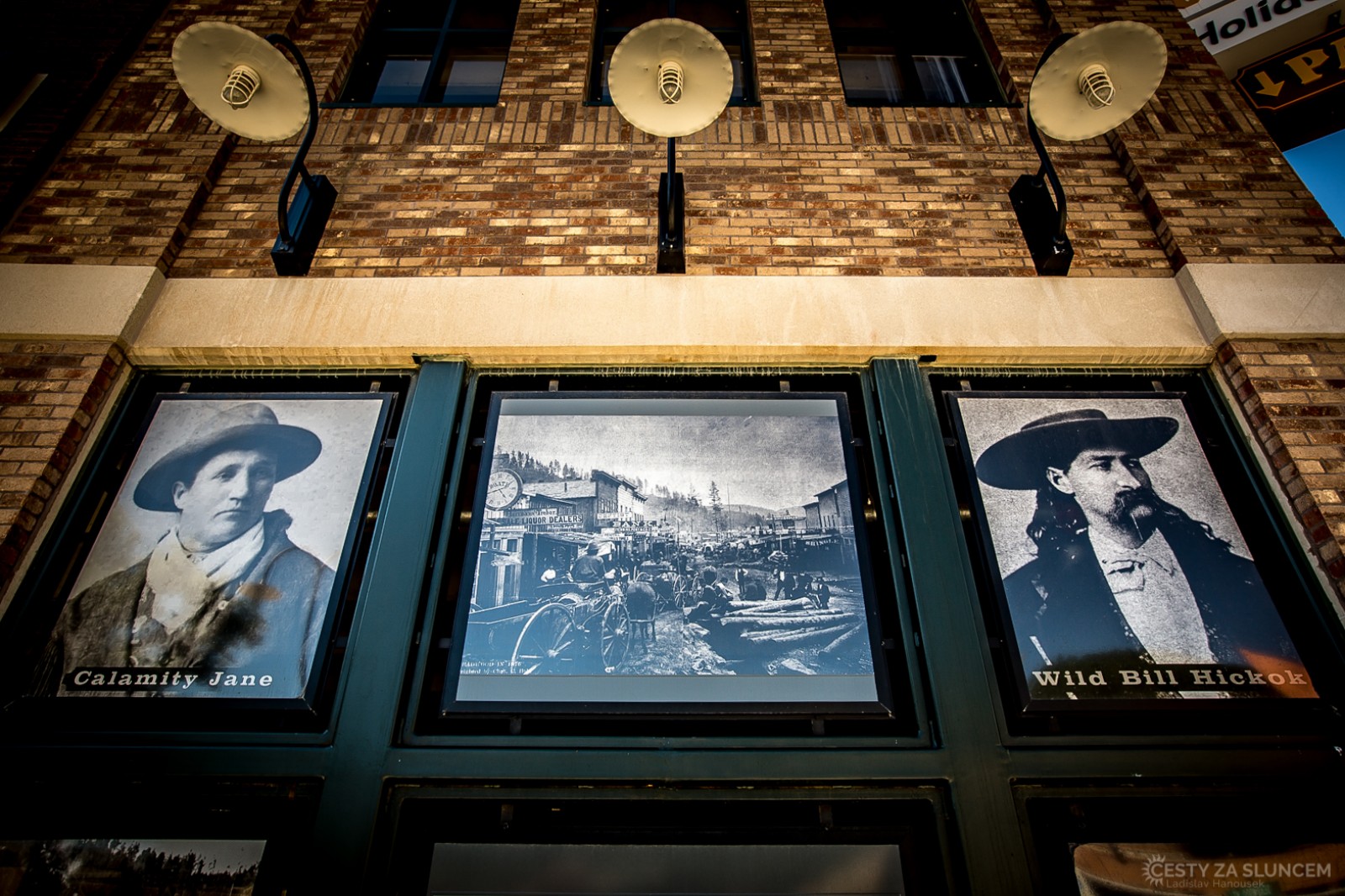 Autentické fotografie Calamity Jane a Wild Bill Hickok najdeme i na několika místech ve městě - Ladislav Hanousek, Deadwood
