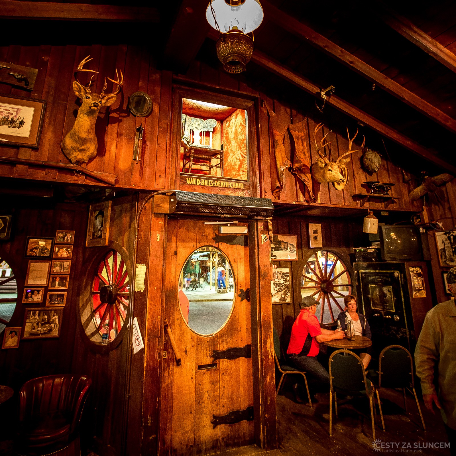 Nad vchodem do "Saloon No 10" je dodnes vystavena židle, na níž seděl Divoký Bill ve chvíli, kdy byl zastřelen - Ladislav Hanousek, Deadwood