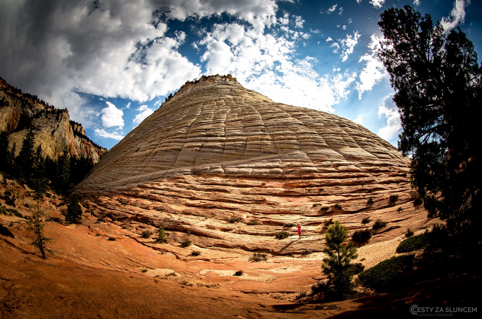 Velikost Šachovnicové hory vynikne až ve srovnání s lidskou postavou. - Ladislav Hanousek, Zion NP