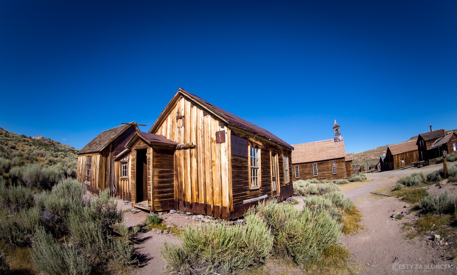 Ghost Town Bodie: V podvečer jsou domy zlatavě nasvícené a návštěvníků je již méně. To je to pravé Bodie. - Ladislav Hanousek, Yosemite NP