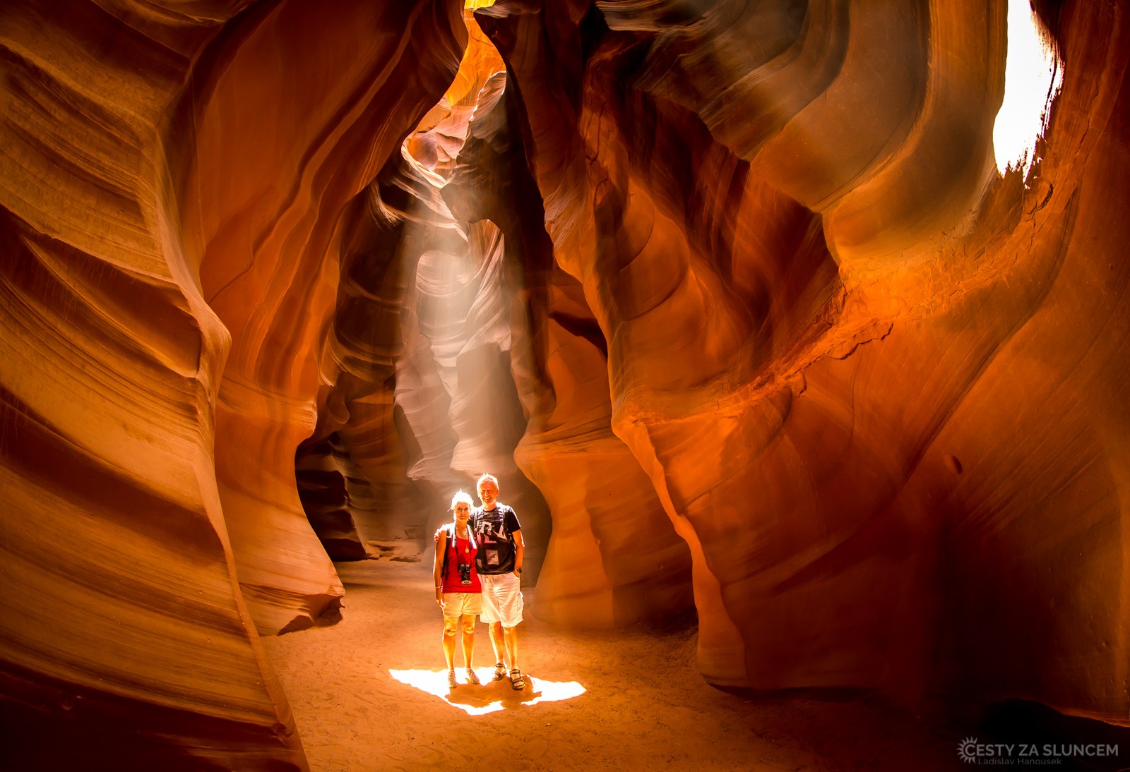 Dříve, než se stačíte z té krásy nadechnout, už vám indiánská průvodkyně vezme fotoaparát a i ví, kam vás postavit (-: - Ladislav Hanousek, Antelope Canyon NP