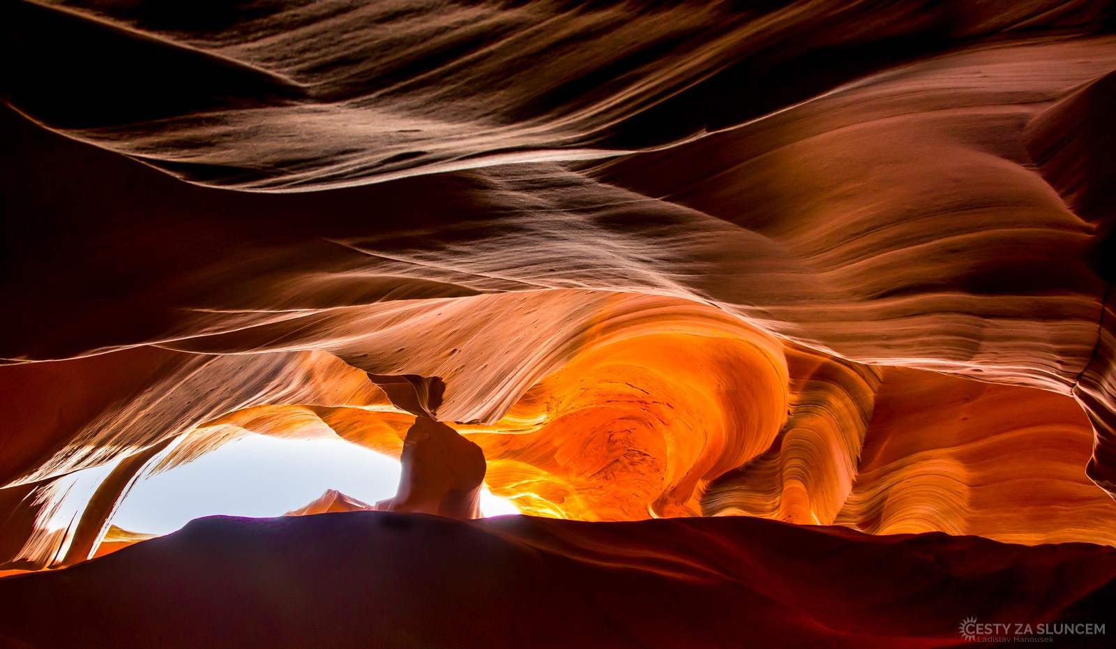 Sluneční světlo proniká do kaňonu otvory ve skále - Ladislav Hanousek, Antelope Canyon NP