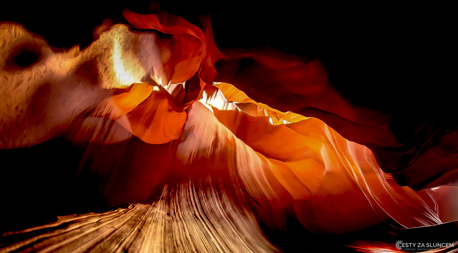 Slunce a barevné skály vytvářejí stále se měnící  abstraktní obrazy - Ladislav Hanousek, Antelope Canyon NP