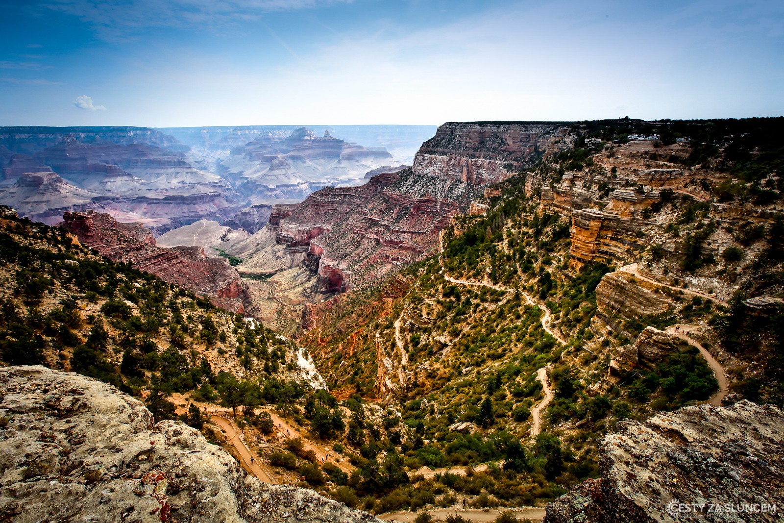 Stezka Bright Angel Trail se k vrchu kaňonu vlní v nesčetných serpentinách a končí v Grand Canyon Village u Mother Point - Ladislav Hanousek, Grand Canyon NP - Cesta k řece Colorado