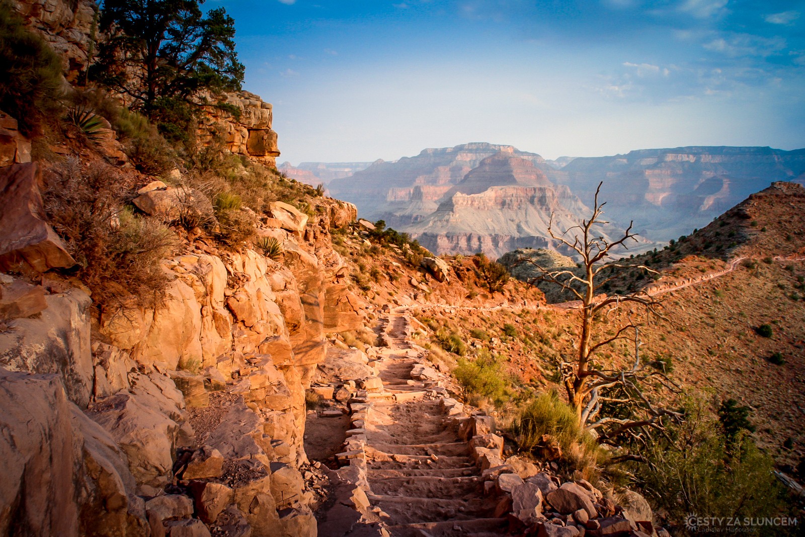 Je třeba pamatovat na to, že po cestě dolů není zdroj pitné vody, všechnu, kterou potřebujeme, musíme nést s sebou - Ladislav Hanousek, Grand Canyon NP - Cesta k řece Colorado