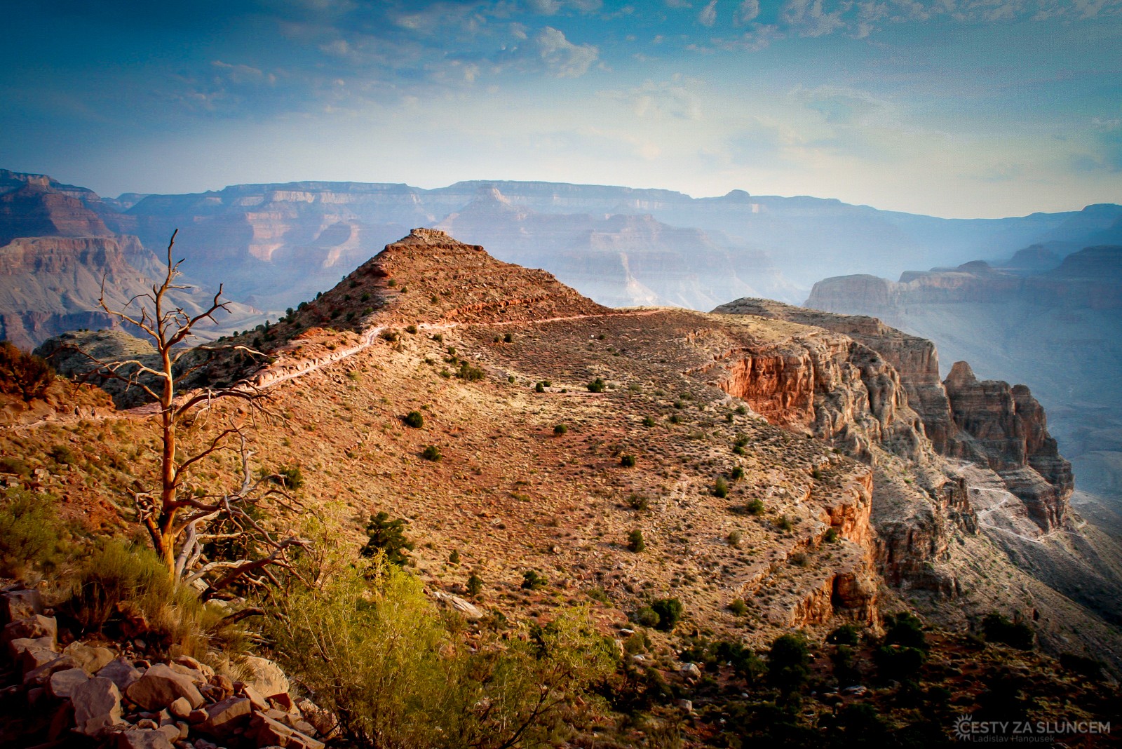 Jen chvílemi zahlédneme v dáli náš cíl - řeku Colorado - Ladislav Hanousek, Grand Canyon NP - Cesta k řece Colorado