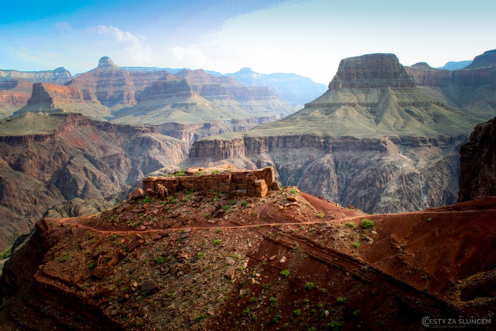 Cesta je sice chvílemi příkřejší, kdy vede po hladkých kamenech, většinou je ale pozvolná a pohodlná. - Ladislav Hanousek, Grand Canyon NP - Cesta k řece Colorado