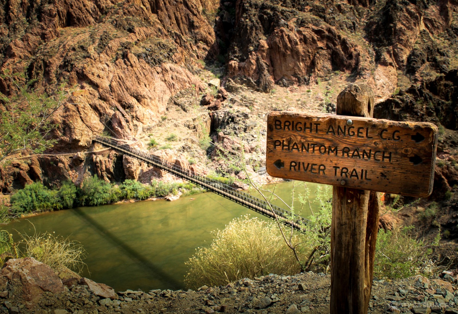 Když přijdeme k tomuto ukazateli, je již téměř vyhráno. Čeká nás poslední, sice příkrý, ale krátký úsek cesty - Ladislav Hanousek, Grand Canyon NP - Cesta k řece Colorado