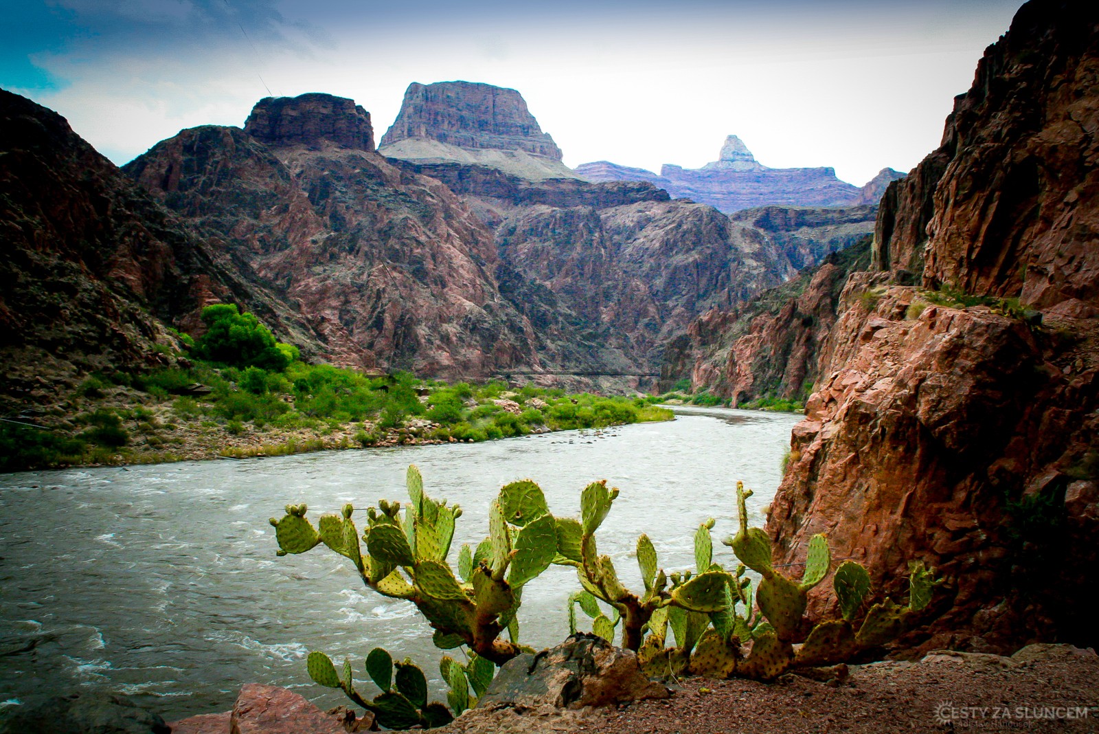 Naším cílem je dojít z jižního břehu Grand Canyon až k řece Colorado, která leží o 1600 metrů níže - Ladislav Hanousek, Grand Canyon NP - Cesta k řece Colorado