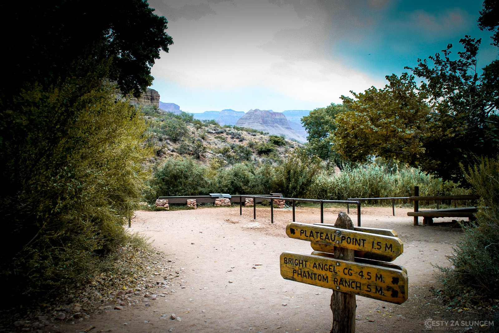 Bright Angel Trail je delší, než South Kaibab Tral, měří asi 16 km, ale je méně příkrá a  asi v polovině cesty můžeme doplnit vodu - Ladislav Hanousek, Grand Canyon NP - Cesta k řece Colorado