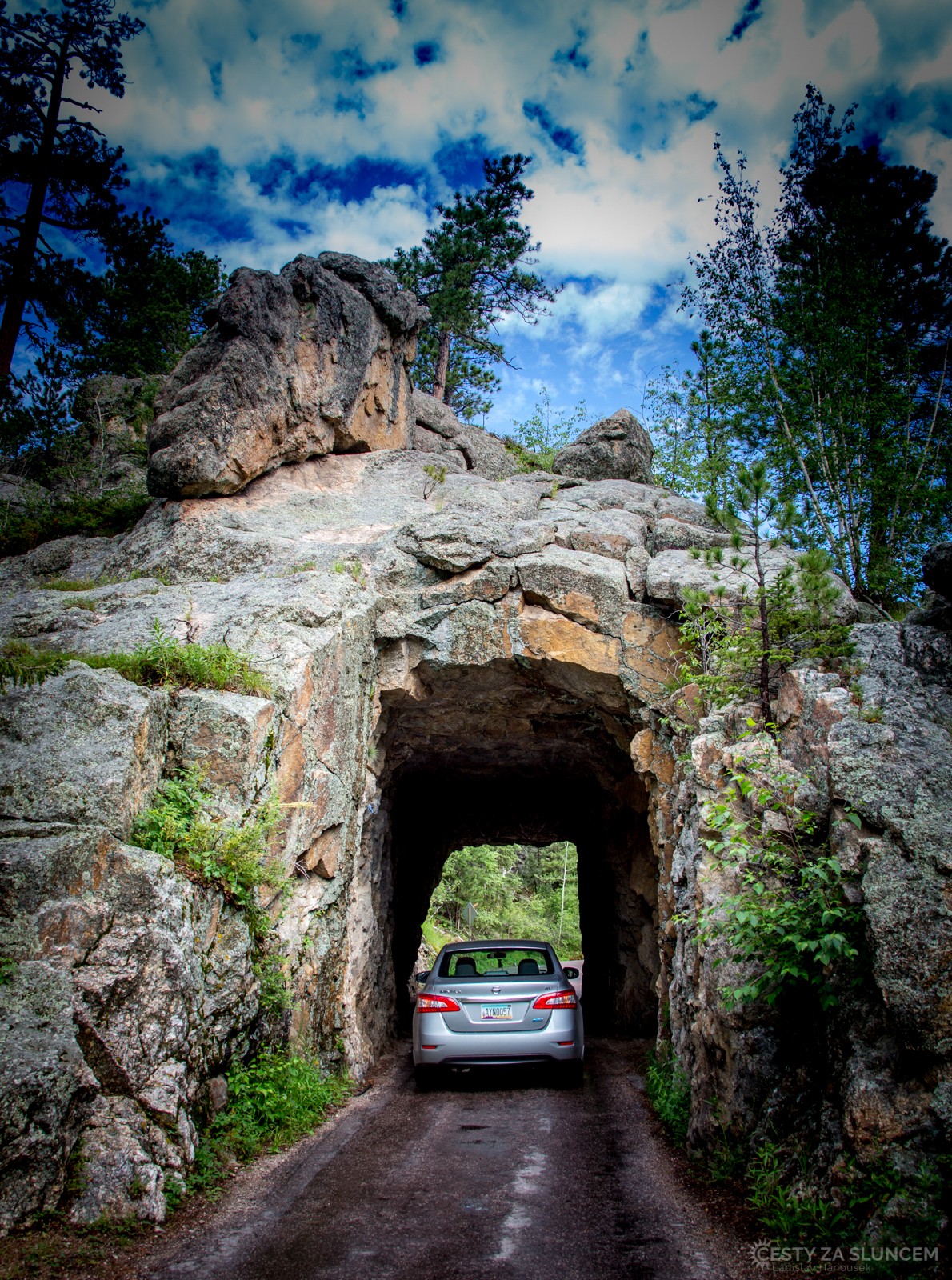 Do oblasti Needles musíme projet po Needles Highway úzkým skalním tunelem. Trochu jsem v něm litoval řidiče obytných aut... - Ladislav Hanousek, Wind Cave NP