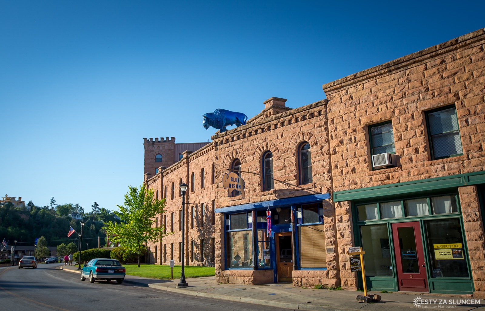 Město tvoří jižní bránu do oblasti Black Hills, kde leží národní parky Wind Cave a Custer - Ladislav Hanousek, Hot Springs