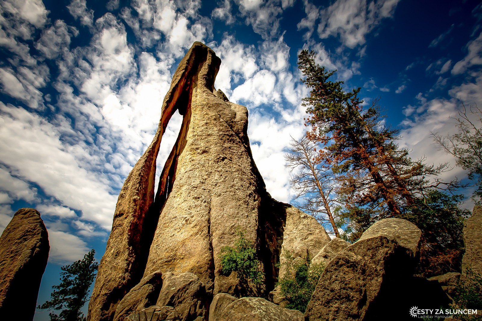 Na nejvyšším bodě Needles Highway  je zajímavá plastika, kterou Američané nazvali Needle´s Eye. Evokuje však něco jiného... - Ladislav Hanousek, Wind Cave NP