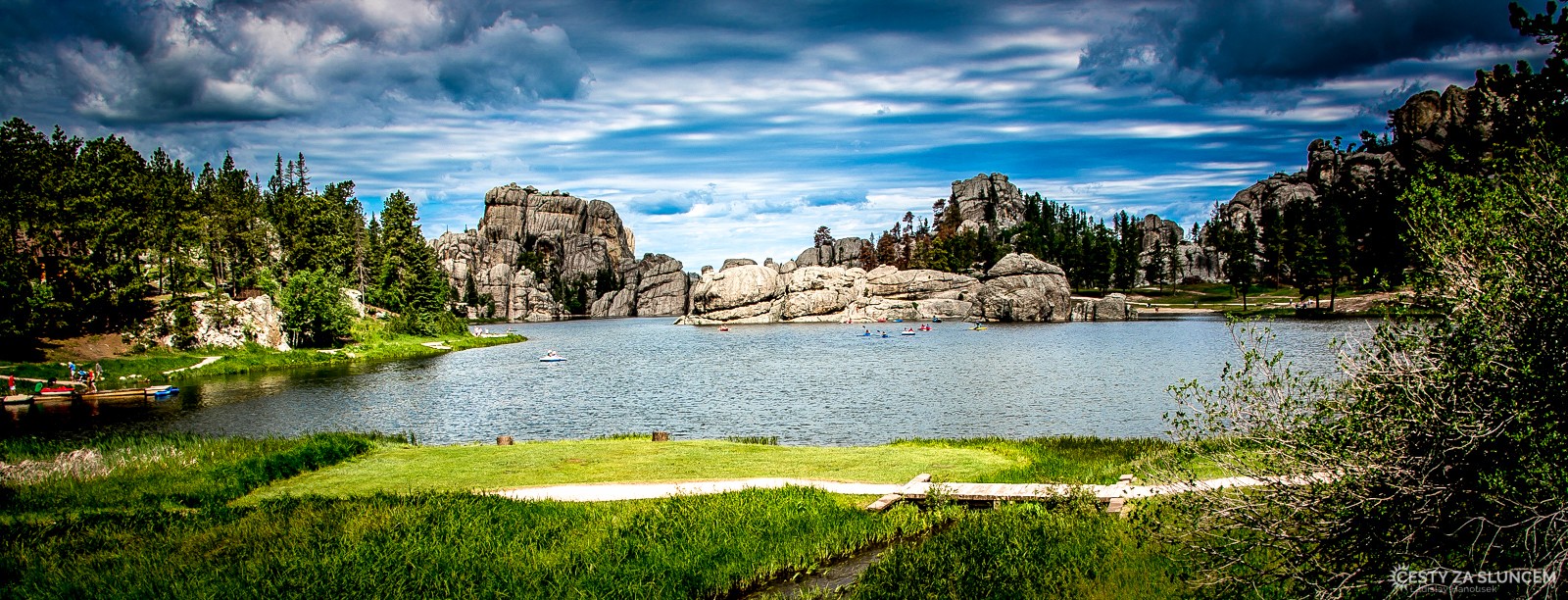 Voda v jezeře Sylvan Lake mezi NP Wind Cave a Black Hills, je překvapivě teplá - Ladislav Hanousek, Wind Cave NP