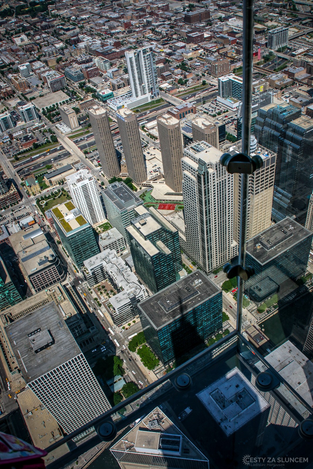 Sears Tower má výjimečnou atrakci: 4 balkóny ve 103. patře, které jsou celé prosklené včetně podlahy. - Ladislav Hanousek, Illinois