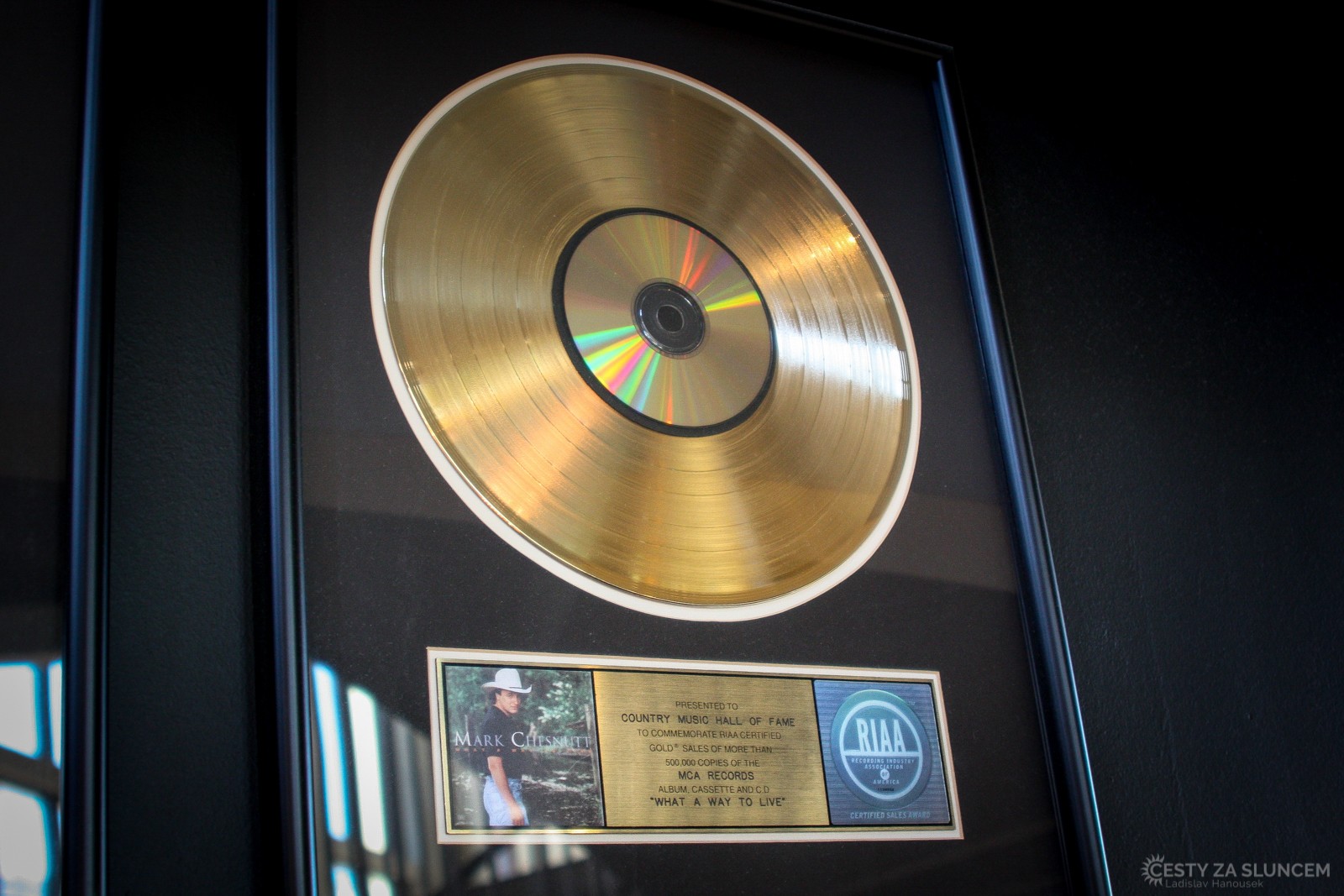 Country Music Hall of Fame Museum: Tak vypadá zlatá deska za prodaných 500 000 nosičů. - Ladislav Hanousek, Tennessee