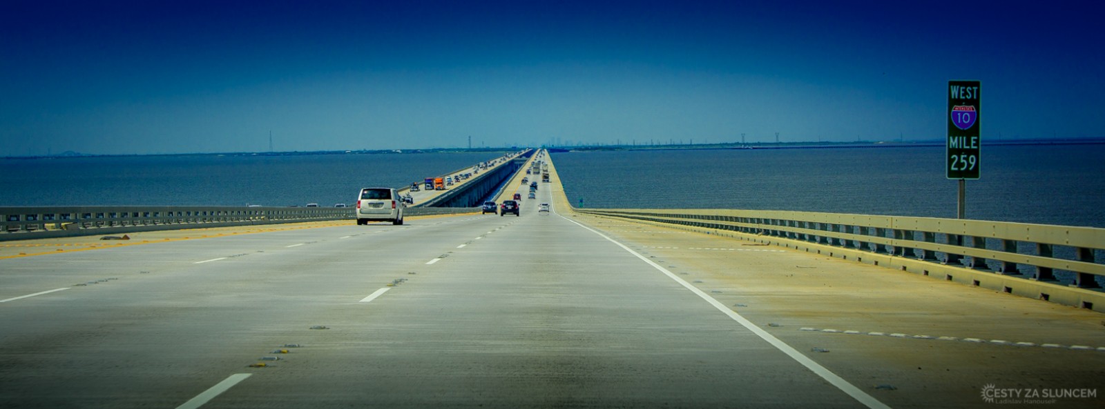 Přijíždíme-li do New Orleans ze severu, musíme překonat jezero po mostě Lake Pontchartrain Causeway dlouhém 38 km. - Ladislav Hanousek, Louisiana