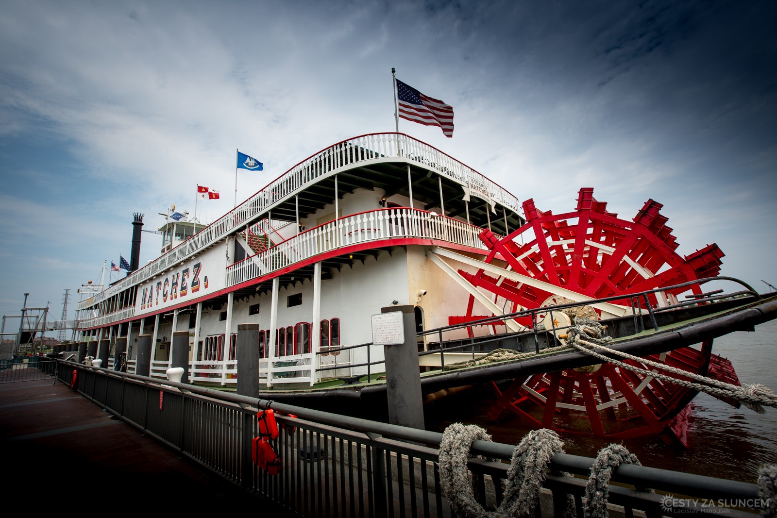 Vyhlídkovou jízdu parníkem s živou jazzovou hudbou je možné rezervovat u společnosti New Orleans Steamboat Company. - Ladislav Hanousek, Louisiana