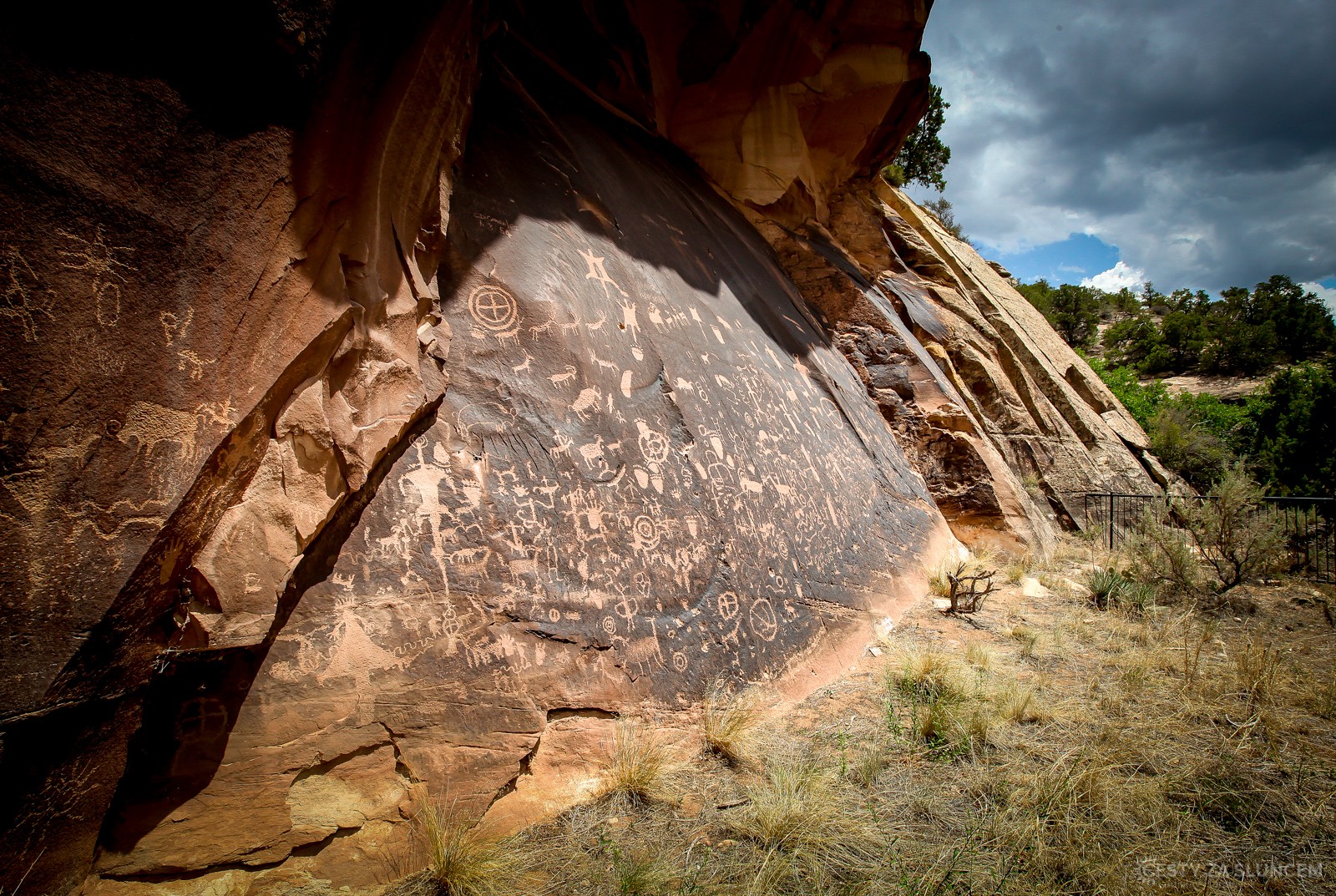 Skála Newspaper Rock (Novinová skála), kde skalní stěnu pokrývají stovky prastarých petroglyfů. - Ladislav Hanousek, Canyonland NP