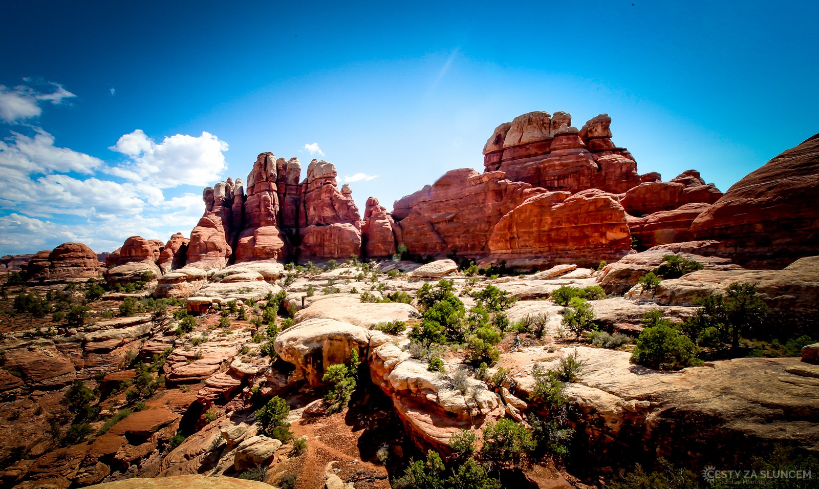 Mezi jehly Needles vede několik treků. Jen tichý zpěv ptáků, šumění větru, teplo... a téměř žádní turisté. To jsou Needles. - Ladislav Hanousek, Canyonland NP