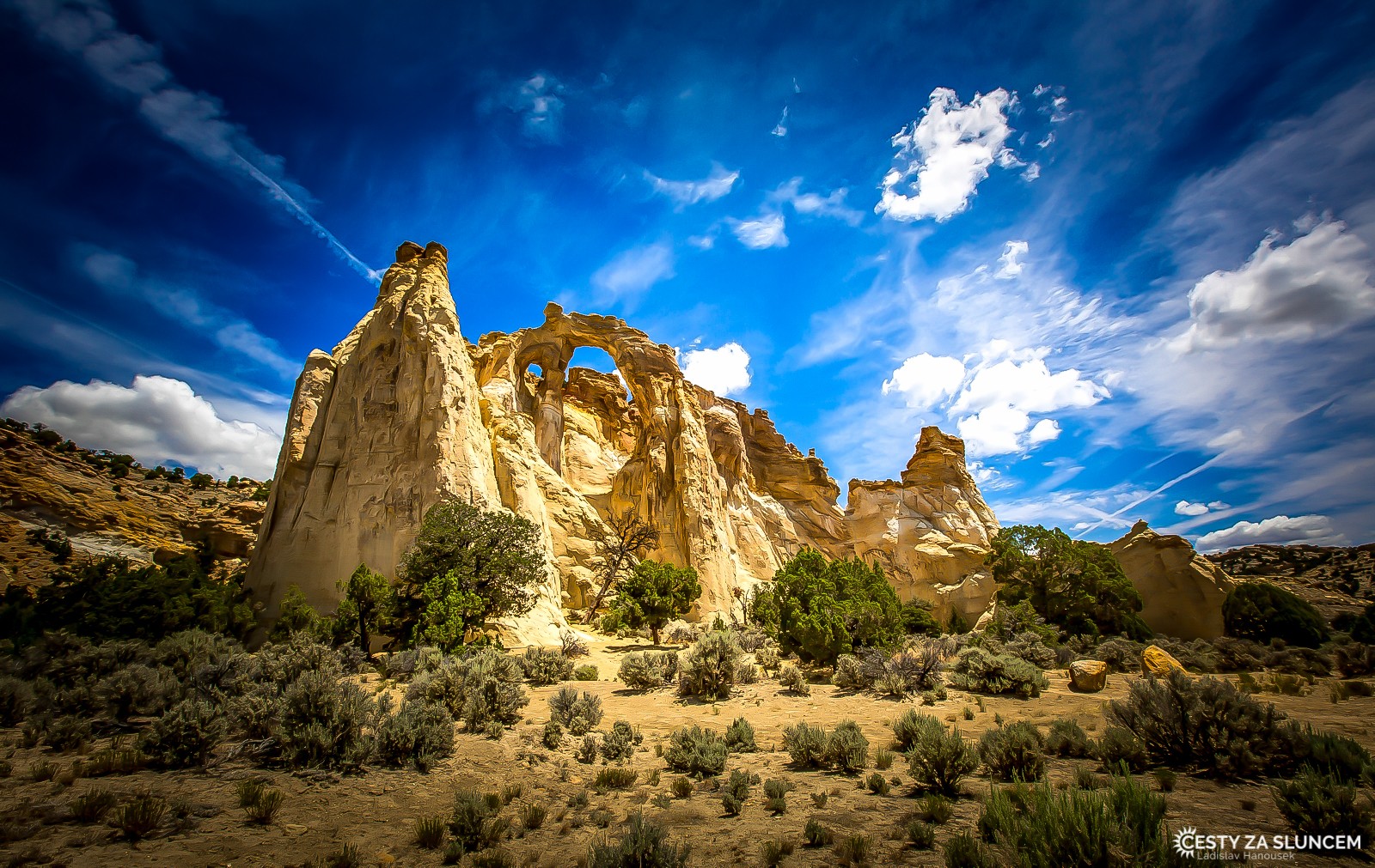 Osamocená brána Grosvenor Arch, která se vypíná k nebi v těsné blízkosti Cottonwood Road. - Ladislav Hanousek, Canyonland NP