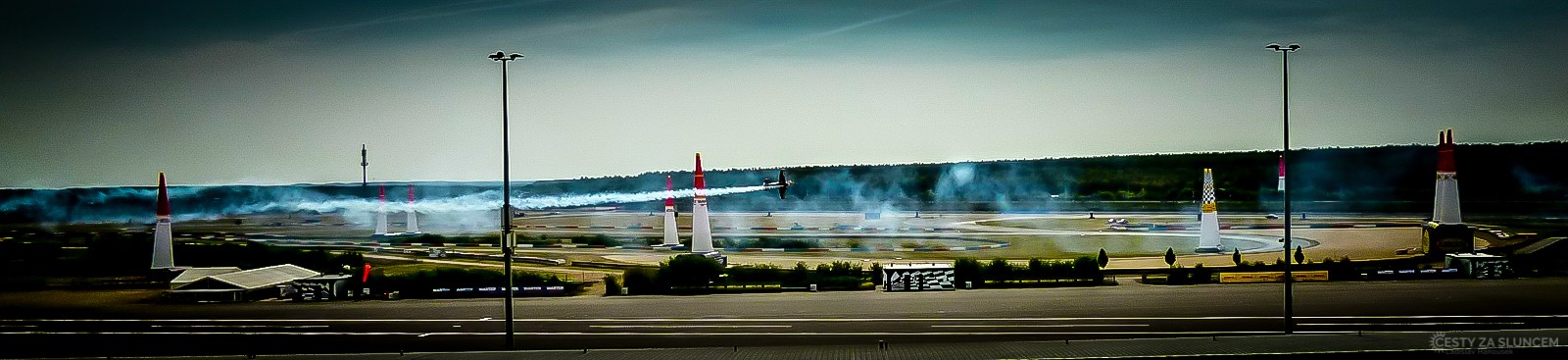 Závodní okruh Lausitzring - Red Bull Air Race. Fotografie mizerná, ale spíš jako motivace. Není to na Lausitzring daleko a je to hezký zážitek - Ladislav Hanousek, Německo
