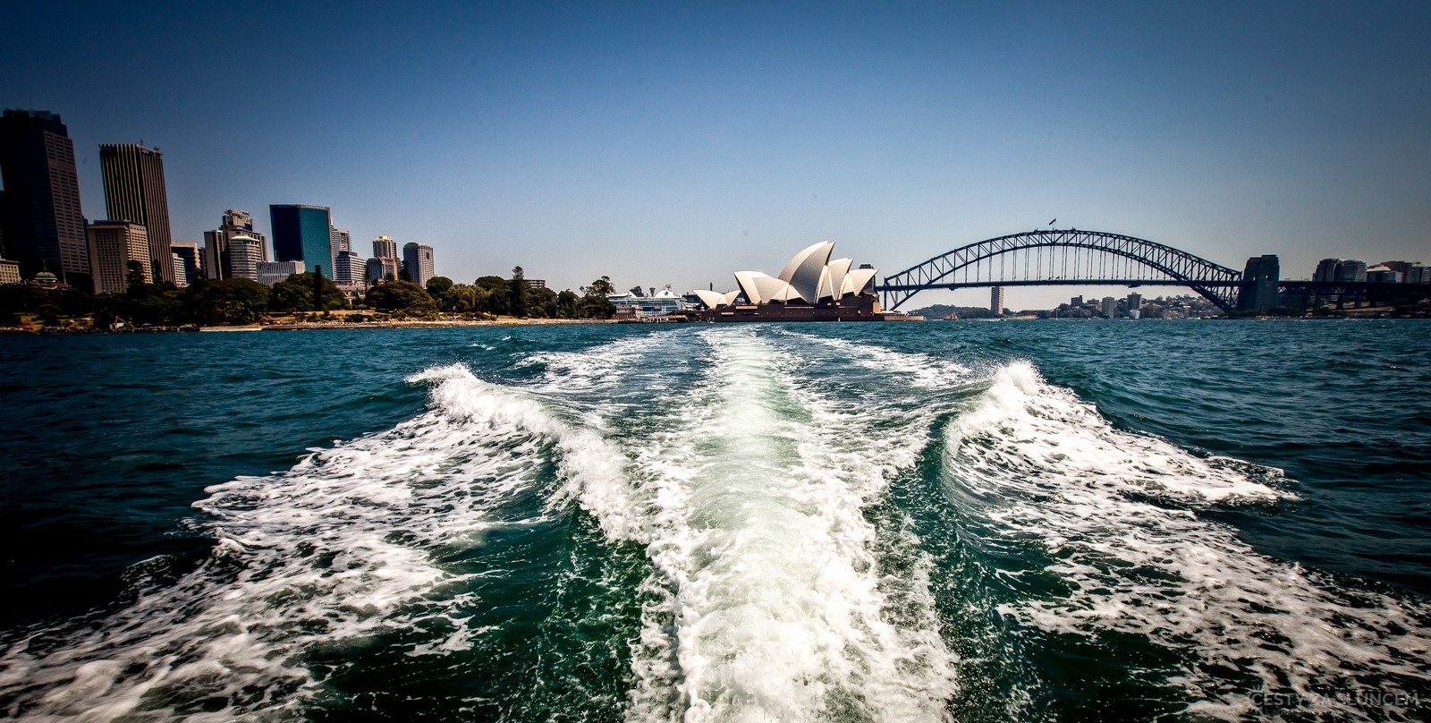 Když si zaplatíme malou projížďku vodním taxi v Sydney, krásně si prohlédneme jak Operu, tak Harbour Bridge. - Ladislav Hanousek, Východní Austrálie