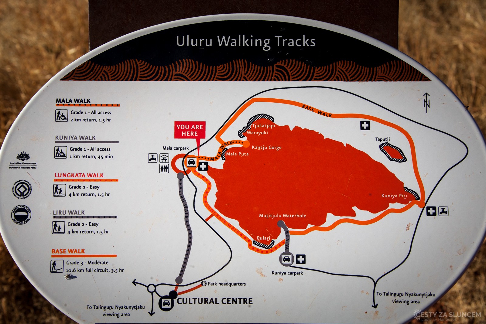 Uluru - Ayersova skála - oranžově jsou zakresleny pěší stezky, černě silnice. - Ladislav Hanousek, Střední Austrálie