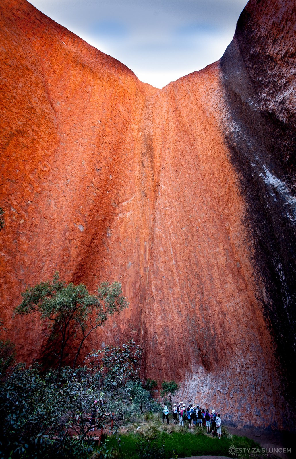 Uluru - Ayersova skála - jedna ze západních stěn na stezce Mala Walk. - Ladislav Hanousek, Střední Austrálie